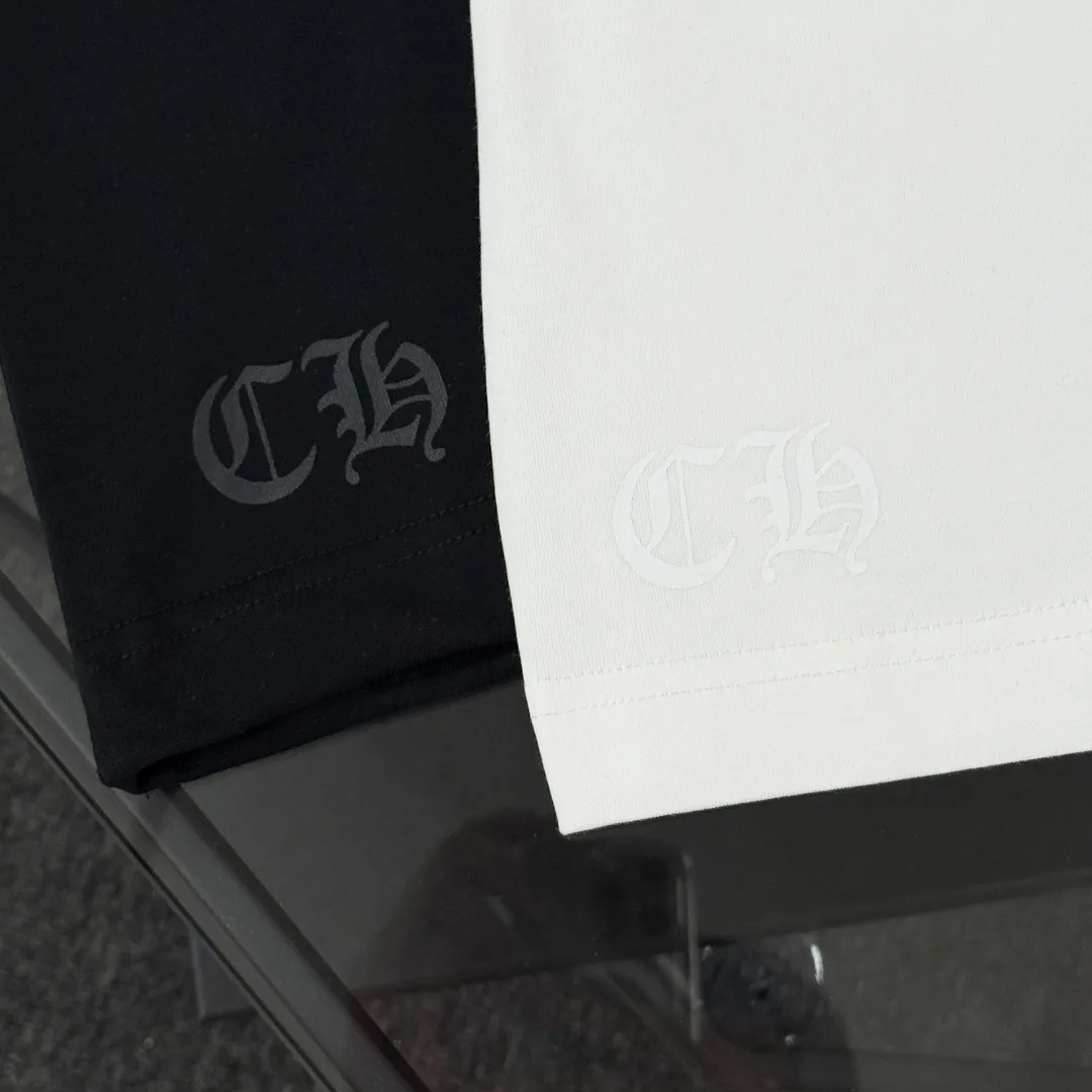 P180 Chrome Hearts Chrome Hearts 25 high version. The fabric is made of 300 grams of high-density pure cotton. It does not deform or shrink. It has three labels. It is the same style for men and women. Technology: digital direct-injection printing. Color: white, black. SIZE: S-XL.